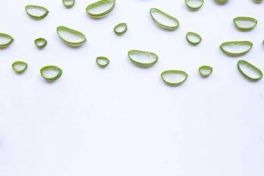 Aloe vera dilimler beyaz arka plan üzerinde. Kopya alanı