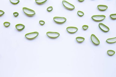 Aloe Vera dilimler beyaz arka plan üzerinde.