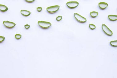 Aloe Vera dilimler beyaz arka plan üzerinde.