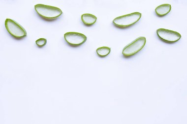 Aloe vera dilimler beyaz arka plan üzerinde. Kopya alanı