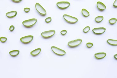 Aloe Vera dilimler beyaz arka plan üzerinde.