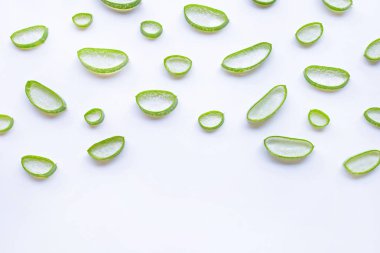Aloe Vera dilimler beyaz arka plan üzerinde.