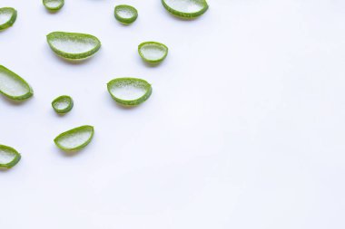 Aloe Vera dilimler beyaz arka plan üzerinde.