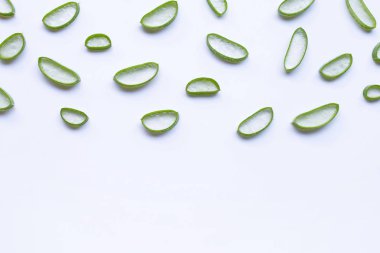 Aloe Vera dilimler beyaz arka plan üzerinde.