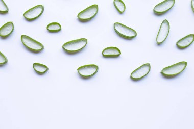 Aloe Vera dilimler beyaz arka plan üzerinde.