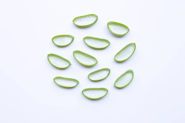 Aloe Vera dilimler beyaz arka plan üzerinde.