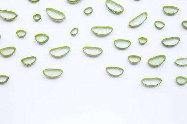 Aloe Vera dilimler beyaz arka plan üzerinde.