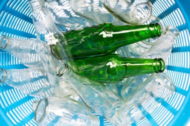 Mavi çöp kutusu cam şişelerde.