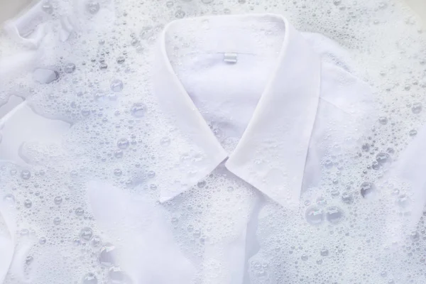 白いシャツを洗濯する前に布を浸す — ストック写真