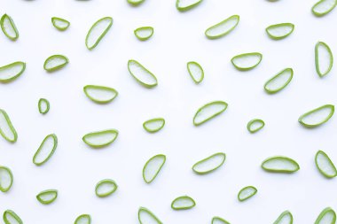 Aloe Vera dilimler beyaz arka plan üzerinde.