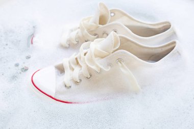 Ayakkabı yıkama önce ıslatın. Kirli spor ayakkabı Temizleme.