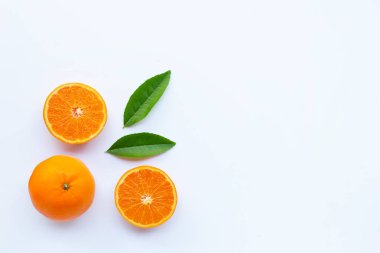 Yüksek C vitamini, taze portakal narenciye yeşil beyaz zemin üzerine bırakır. Kopya alanı