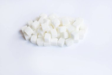 Beyaz arkaplanda şeker küpleri