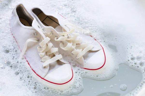 Замочите Обувь Перед Стиркой Чистящие Грязные Кроссовки — стоковое фото