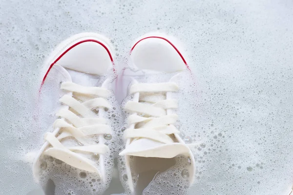 Remoja Los Zapatos Antes Lavarlos Limpieza Zapatillas Sucias — Foto de Stock