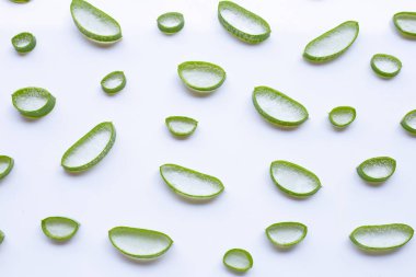 Aloe Vera dilimler beyaz arka plan üzerinde.