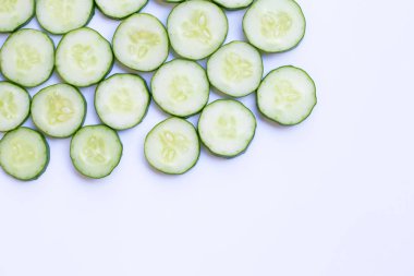 Beyaz zemin üzerine salatalık dilimleri. Kopya alanı