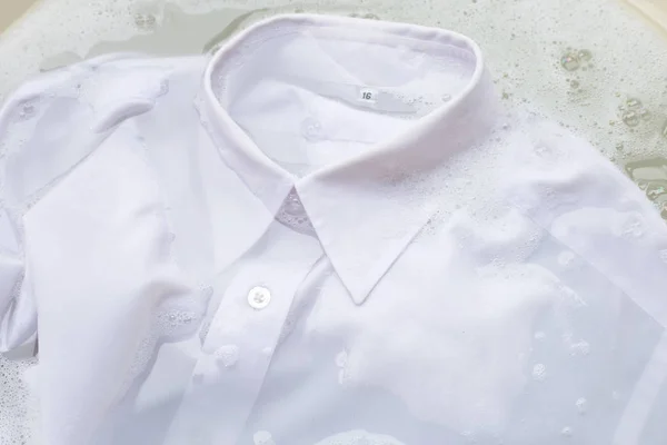 Remojar Paño Antes Lavar Camisa Blanca — Foto de Stock