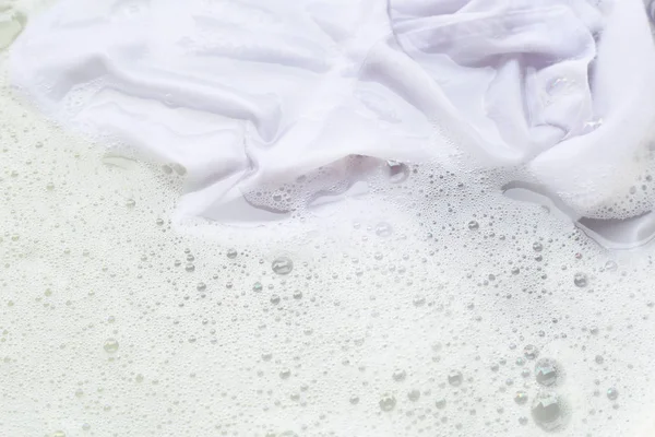 Μουλιάστε Ένα Πανί Πριν Πλύσιμο Λευκό Πουκάμισο — Φωτογραφία Αρχείου