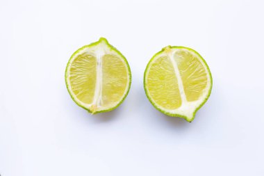 Beyaz arka plan üzerinde olgunlaşmış kireç. Üstten görünüm.