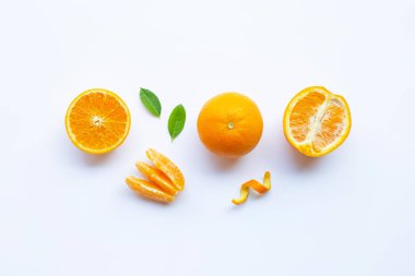 Yüksek vitamin C. taze portakal narenciye beyaz arka plan üzerinde izole yaprakları ile.