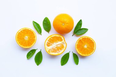 Yüksek vitamin C. taze portakal narenciye beyaz arka plan üzerinde izole yaprakları ile.