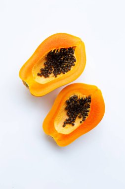 Beyaz bir arka plan üzerinde Papaya meyve.
