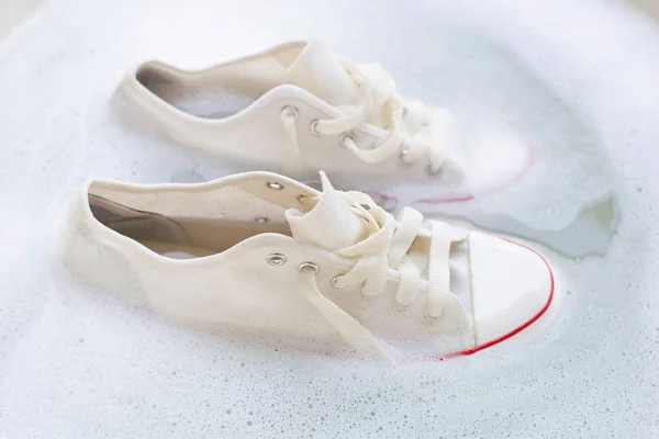 Замочите Обувь Перед Стиркой Чистящие Грязные Кроссовки — стоковое фото