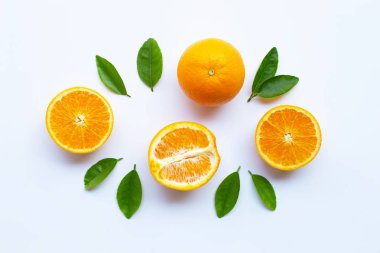 Yüksek vitamin C. taze portakal narenciye beyaz arka plan üzerinde izole yaprakları ile.