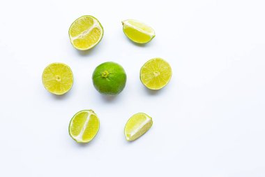 Taze limes beyaz arka plan üzerinde. Kopya alanı