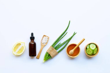 Aloe vera, limon, salatalık, tuz, tatlım. Beyaz Ev yapımı cilt bakımı için doğal maddeler