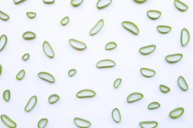 Aloe Vera dilimler beyaz arka plan üzerinde.