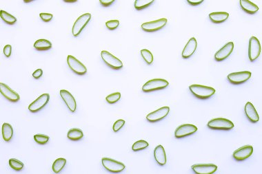 Aloe Vera dilimler beyaz arka plan üzerinde.