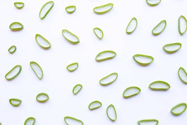 Aloe Vera dilimler beyaz arka plan üzerinde.