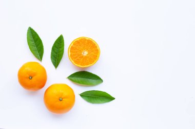 Beyaz arka planda taze turuncu turunçgil meyvesi.