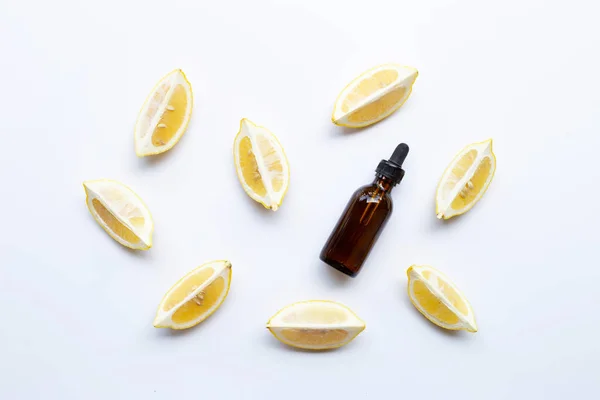 Botol Dengan Lemon Minyak Esensial Pada Latar Belakang Putih — Stok Foto
