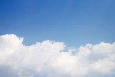 Bulutlu mavi gökyüzü arkaplanı.