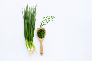 Beyaz üzerine izole edilmiş yeşil soğanlar