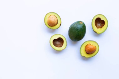 beyaz arkaplanda avokado.