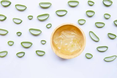 Aloe vera dilimleri ile aloe vera jel beyaz ahşap kase 