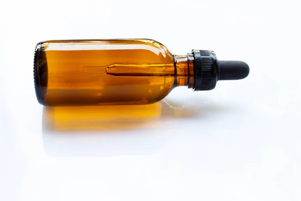 Bruine fles pipet op wit — Stockfoto