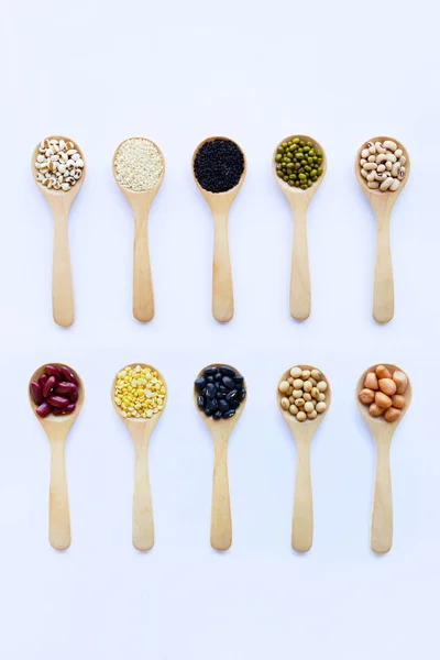 Frijoles diferentes, legumbres en cuchara de madera — Foto de Stock