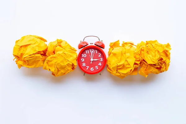 Anel de despertador vermelho com bola de papel amassada amarela isolada o — Fotografia de Stock
