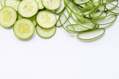 Aloe vera ve üzerinde beyaz izole salatalık.
