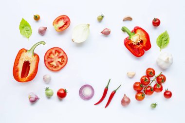 Çeşitli taze sebze ve otlar beyaz arka plan üzerinde. 