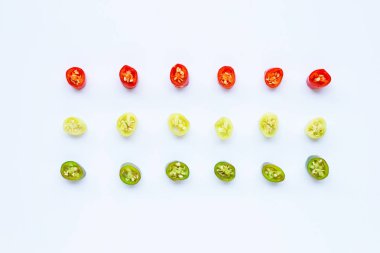 Beyaz arka planda sıcak kırmızı biber.