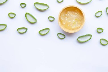 Aloe vera dilimleri ile aloe vera jel beyaz ahşap kase 
