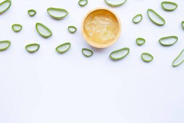 Aloe vera dilimleri ile aloe vera jel beyaz ahşap kase 