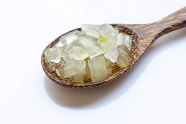 Beyaz tahta kaşık üzerinde aloe vera jel