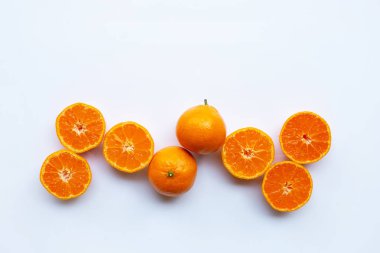 Beyaz arka planda turuncu meyveler. 